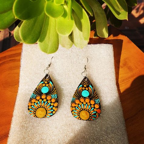 Dot Painted Earrings, Mandala Earrings Diy, Mandela Earrings, Dot Mandela, Hand Painted Birdhouses, Mandala Jewelry, Mandala Earrings, Leather Tooling Patterns, Tooling Patterns