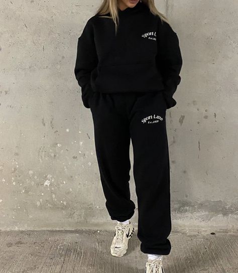 Black Tracksuit Outfit Women, Hoodie Outfit Street Style, Black Tracksuit Outfit, Tracksuit Outfit Women Street Styles, Tia Lineker, Tracksuit Outfit Women, Sport Luxe, Black Tracksuit, Cute Sweatpants