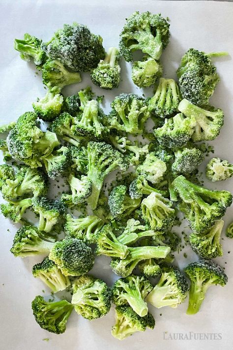 Learn how to make perfectly crisp oven-roasted frozen broccoli for an easy dinner side dish! Frozen Broccoli In Oven, Roasted Frozen Broccoli, Frozen Broccoli Recipes, Easy Dinner Side Dishes, Roast Frozen Broccoli, Creamy Garlic Chicken Recipes, Easy Dinner Sides, Seasoned Broccoli, Vegetable Side Dishes Healthy