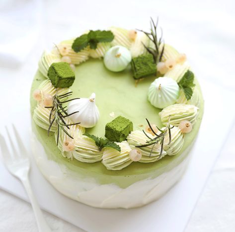 Matcha Cake Decoration, Pistachio Cake Design, Mousse Cake Decoration, Whipped Cream Cakes, Matcha Cake, Mango Cake, Green Cake, Pistachio Cake, Cake Decorating Piping