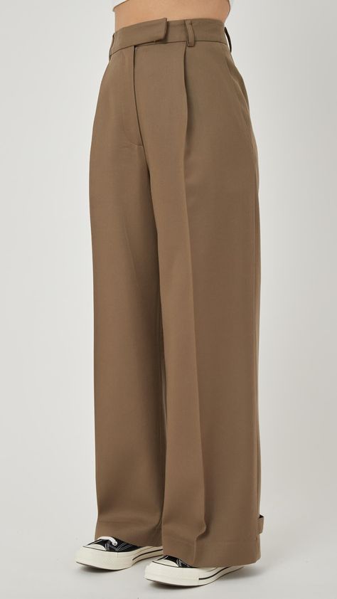 Straight Fit Trousers Women, Pleated Pants Outfit, We Wore What, Mom Fall, Dream Fashion, Beige Pants, Ragged Priest, Wide Trousers, Fall Inspo