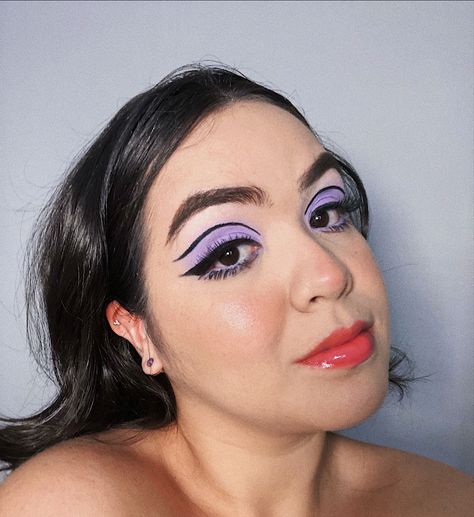 Twiggy inspired makeup Purple 60s Makeup, Lilac Makeup, 60s Lingerie, 60s Twiggy, Mod Makeup, Twiggy Makeup, 60s Makeup, 70s Makeup, Purple Eye Makeup