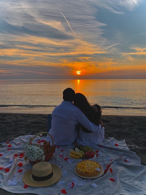 Anniversary Picnic Photoshoot, Couple Photo Picnic, Anniversary Beach Picnic, Romantic Beach Picnic Couple, Piknik Ideas Romantic, Beach Picnic Couple Photo Ideas, Picnic Couple Ideas, Pinic Romantico Aesthetic, Couple Beach Picnic