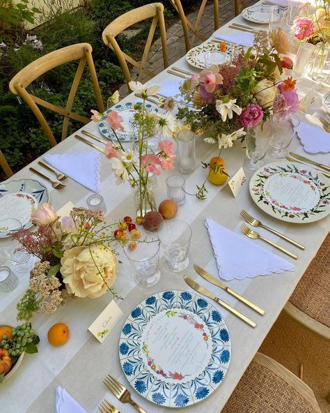 Instagram • Chats Birthday Dinner Party, Garden Party Birthday, Future Wedding Plans, Garden Party Wedding, Wildflower Wedding, Wedding Table Settings, Wedding Dinner, Wedding Mood Board, Birthday Dinners