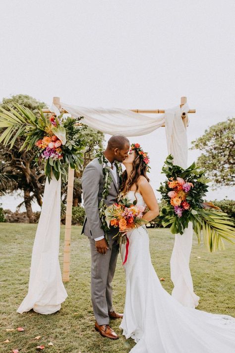 Tropical Wedding Florals, Tropical Wedding Ideas, Wedding Fiesta, Wedding 101, Pineapple Wedding, Floral Arches, Beach Wedding Decorations Reception, Hawaii Wedding Photography, Weddings Idea