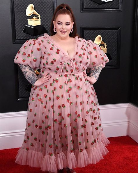 Tess Holliday, Lirika Matoshi, Vestidos Color Rosa, Strawberry Dress, Pink Dress Women, Plus Size Party Dresses, Fashion Gowns, Pink Strawberry, Maxi Dress Pattern