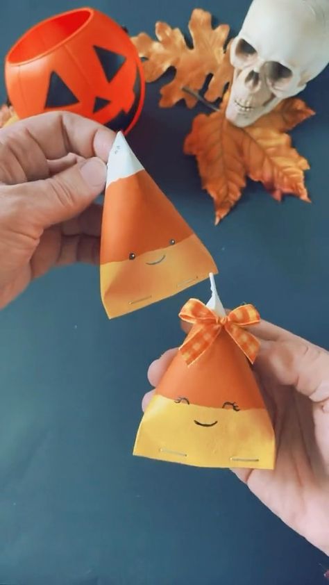 How to make cute and easy DIY Halloween candy corn party favors from paper rolls. Candy corn craft idea for halloween. Easy Trick or Treat… | Instagram Candy Corn Party, Candy Corn Craft, Corn Party, Halloween Candy Crafts, Corn Craft, Diy Halloween Candy, Candy Corn Crafts, Diy Halloween Gifts, Diy Halloween Treats