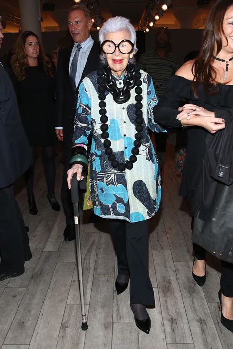 Iris Apfel Says Her Personal Style Can't Be Defined — Here's Why Iris Apfel Young, Iris Nails, Bizarre Fashion, Rara Avis, Black Cashmere Sweater, Colorful Bangles, Fall Fashion Skirts, Advanced Style, Costume Institute