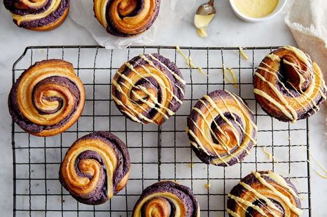 Lemon Brioche Buns with Blueberry Filling | King Arthur Baking: Tender, buttery brioche is a natural partner for lemon, and lemon and blueberry have been bringing out the best in each other forever. These tasty buns sport a bright blue swirl of blueberry-flavored cream cheese inside, with an easy lemon drizzle on top. Lemon Brioche, Artisan Pastries, Blueberry Babka, Blueberry Brioche, Babka Buns, Brioche Recipes, Coffe Cake, Lemon And Blueberry, Blueberry Filling