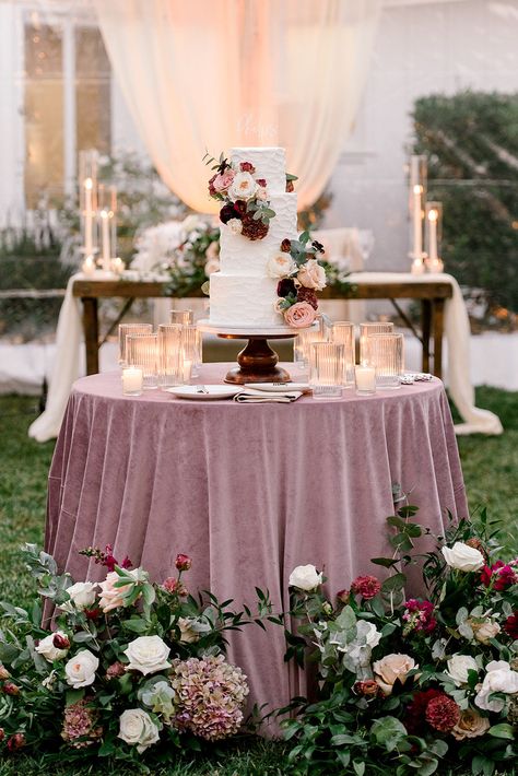 Dusty Rose Head Table Wedding, Blush Velvet Tablecloth Wedding, Rustic Mauve Wedding Decor, Mauve And Red Wedding, Mauve Sweetheart Table, Burgundy And Blush Wedding Centerpieces Table Settings, Mauve Table Decor, Colored Tablecloths Wedding, Mauve Wedding Table Decor