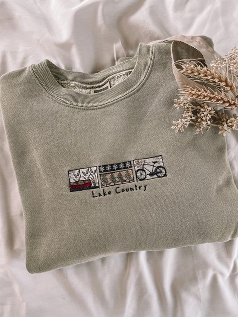 Sweatshirt With Embroidery, Embroidery Crewneck Ideas, Painted Crewneck, Hoodie Embroidery Ideas, Embroidery Designs Sweatshirt, Embroider Sweatshirts, Crewneck Design Ideas, Crewneck Designs, Vintage Embroidery Designs