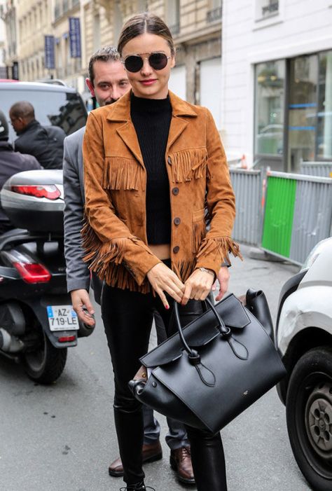 Miranda Kerr looked so chic in a black turtleneck, suede fringe jacket, black jeans, and a gorgeous black bag. Fringed Vest Outfit, Fringe Jacket Outfit, Suede Jacket Outfit, Fringe Coats, Nashville Outfits, Fringe Leather Jacket, Suede Fringe Jacket, Jacket Outfit, Fringe Jacket