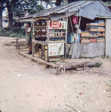 Drinks stall in Singapore in the early 1960s — Found Film History Of Singapore, Toa Payoh, Singapore Photos, Fruit Packaging, Market Stall, Johor Bahru, Street Scenes, Fun Drinks, Good Old