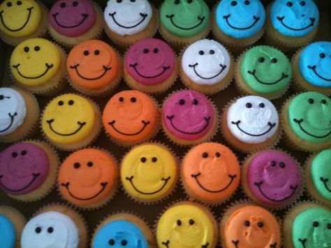 Smiley Face Cupcake Cake, Happy Face Cupcakes, Smiley Face Cupcakes, Smiley Cupcakes, Happy Cupcakes, Face Cupcakes, Character Claims, Smiley Party, 2 Groovy