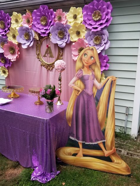 Tangled Party Decorations, Rapunzel Birthday Cake, Paper Flowers Backdrop, Bolo Rapunzel, 4de Verjaardag, Rapunzel Cake, Rapunzel Birthday, Tangled Birthday Party, Rapunzel Birthday Party