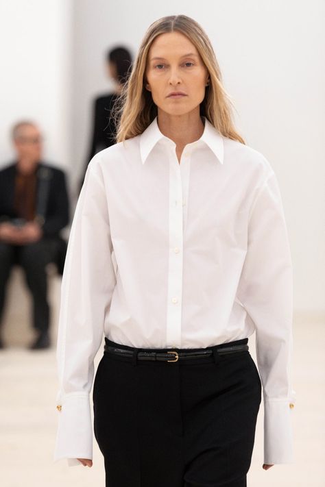 Toteme Fall 2024 Ready-to-Wear Fashion Show | Vogue Square Sunglasses Outfit, Sunglasses Outfit, Swedish Fashion, Fall 24, Working Woman, White Shirts, Woman Face, Capsule Wardrobe, Square Sunglasses