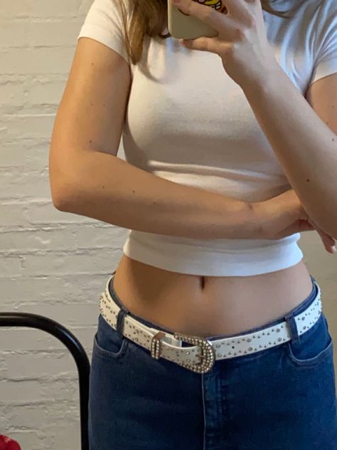 White Crop Tee Outfit, Cropped Tee Outfit, Belts Aesthetic, Cute Belt, Baggy Shirt, Cropped White Tee, Cute Fit, White Belt, Cropped Tee