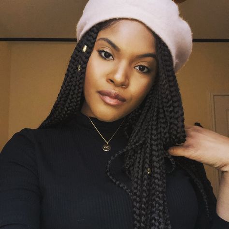 How To Wear A Beret Hat With Braids, Beret With Locs, Beret Outfit Black Woman, Beret With Braids, How To Wear A Beret Hat, Beret Styling, Beret Hairstyles, Berrets Outfits, Hair Beret