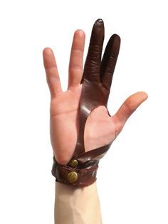 Leather archer glove Traditional Archery, Leather Armor, Bow Arrows, Leather Projects, Httyd, Fantasy Clothing, Fantasy Fashion, Narnia, Character Outfits