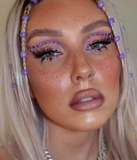 Purple Rave Hair, Purple Makeup Looks With Rhinestones, Lilac Purple Makeup Looks, Purple Gem Makeup, Purple Looks Makeup, Rhinestone Freckles, Purple Rhinestone Makeup, Violet Makeup Look, Purple Freckles