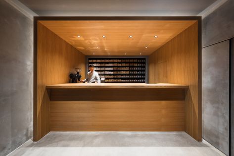 KOFFEE MAMEYA, the Art of coffee – Yosuke Hayashi – SANKOO Coffee Display, Porto Vecchio, Coffee Stands, Coffee Shops Interior, Counter Design, Coffee Shop Design, Cafe Interior Design, Dark Interiors, Japan Design