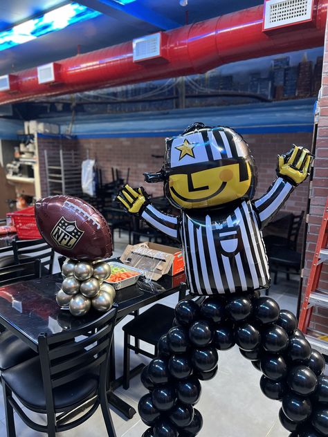 Balloon Referee & Balloon Super Bowl Trophy Referee Theme Party, Balloon Football Goal, Football Balloon Centerpieces, Superbowl Balloon Decor, Super Bowl Balloon Decor, Football Centerpieces, Creative Chocolate, Football Theme Birthday, Super Bowl Trophy