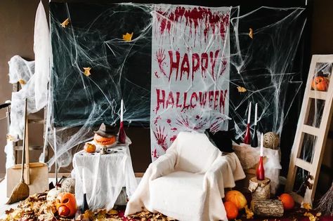 Corporate Halloween Party, Halloween Decor Diy Indoor, Halloween Birthday Party Ideas, Corporate Halloween, Indoor Halloween Decor Ideas, Best Halloween Party, Indoor Halloween Decor, Classroom Halloween, Cheap Diy Halloween Decorations