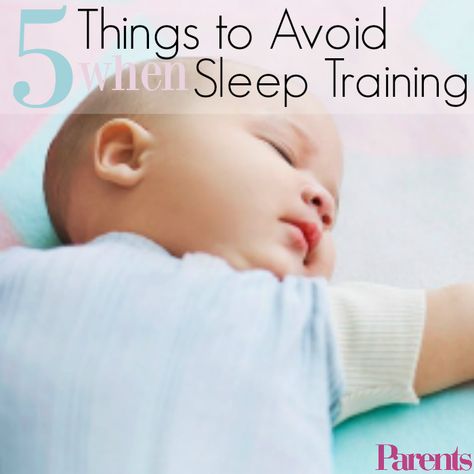 Sleep training your baby can be hard. Get wise to the five habits that make nighttime a nightmare for new parents, and it could get way easier. Five Month Sleep Schedule, 9 Month Sleep Regression, Baby Schlafplan, Babywise Schedule, Sleep Facts, Sleep Pictures, Baby Wise, Infant Sleep, Sleep Training Methods