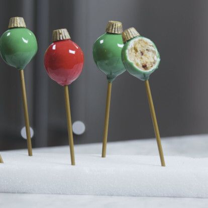 Christmas Ornament Cake Pops with Mirror Glaze by Zac Young Christmas Ornament Cake Balls, Xmas Cake Pops Ideas, Christmas Ornament Cake Pops, Cake Pop Ornaments, Cake Pop Christmas Ideas, Holiday Cake Pops Christmas, Christmas Cake Balls Ideas, Cake Pops Christmas Ideas, Cake Pops Designs Christmas