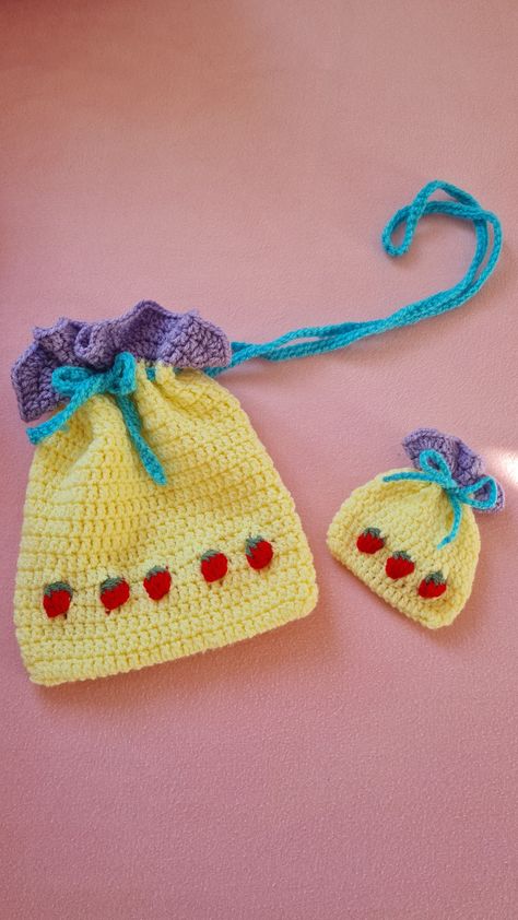 Cute strawberry bag designed by our favorite minari🍓🍭💕 #twice #crochet #strawberrybag Crochet String Bag, Ot9 Twice, Strawberry Crochet Bag, Mina Strawberry Crochet Bag, Strawberry Bag, Strawberry Drawing, Twice Mina, Chaeyoung Twice, Cute Strawberry