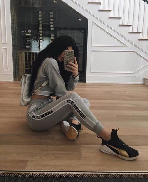 ♕♚♔♛ Kylie Jenner Mirror, Moda Kylie Jenner, Cuddle With Boyfriend, Style Kylie Jenner, Kylie Jenner Outfits Casual, Kylie Jenner Fotos, Stile Kylie Jenner, Looks Kylie Jenner, Trajes Kylie Jenner