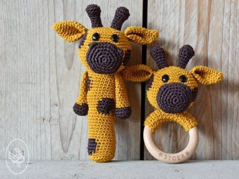 Gratis haakpatroon | Durable | Rammelaar en bijtring Giraffe Gerrit | Gratis haakpatronen | Opmaatgehaakt.nl Diy Teething Toys, Giraffe Haken, Baby Haken, Crochet Panda, Baby Toys Rattles, Baby Teething Toys, Crochet Elephant, Crochet Bebe, Baby Diy