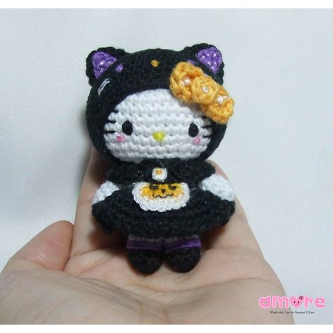 Amigurumi hello kitty halloween black cat Halloween Hello Kitty Crochet, Crochet Hello Kitty Free Pattern, Hello Kitty Crochet Pattern Free, Amigurumi Hello Kitty, Crochet Hello Kitty, Halloween Hello Kitty, Hello Kitty Crochet, Easy Crochet Animals, Halloween Black Cat