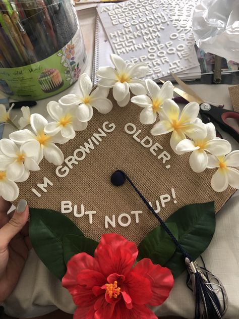 Hawaii Graduation Cap, Graduation Cap Designs Moana, Flower Graduation Cap, Hawaii Theme, Grad Cap Decorated, College Grad Cap Ideas, Graduation Cap Decoration Diy, Grad Hat, High School Graduation Cap