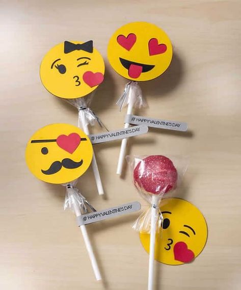 Lembrancinha criativa com pirulito Emoji Gifts, Emoji Birthday, Cute Valentines Day Gifts, Unique Valentines Day Gifts, Oreo Pops, Emoji Art, בר מצווה, Classroom Valentine, Unique Valentines