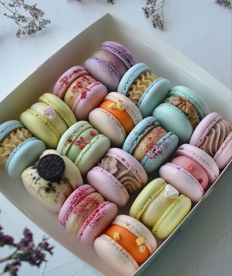 Macarons Ideas, Kue Macaroon, Kawaii Dessert, Macaroon Recipes, Sleepover Food, Pretty Dessert, Edible Food, Pastry And Bakery, Fancy Desserts