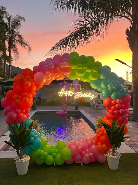 Aro de globos en tonos vivos! Temática veraniega flamingo. #poolparty Aloha Party Backdrop, 16 Birthday Pool Party Ideas, Pool Party Ideas Decoration, Sunset Pool Party, Pool Party Birthday Ideas, Birthday Pool Party Ideas, Pool Birthday Party Ideas, Outside Birthday Party, Outside Birthday Parties