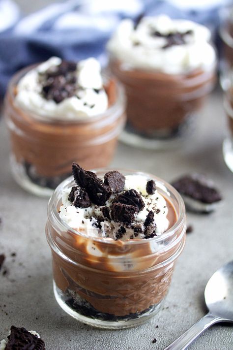 Chocolate Cream Pie in a Jar – 5 Boys Baker Mason Jar Desserts Recipes, Mason Jar Pies, Glace Fruit, Chocolate Pie Filling, Chocolate Cream Pie Recipe, Baileys Cheesecake, Mason Jar Desserts, Dessert Oreo, Chips Ahoy