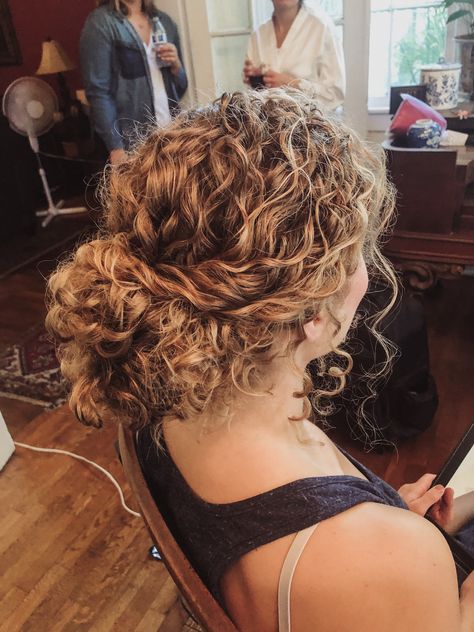 Natural Curly Updo, Curly Hair Latina, Naturally Curly Hair Updo, Natural Hair Updo Wedding, Bridesmaid Hair Curly, Curly Bridal Hair, Long Natural Curly Hair, Curly Hair Up, Updo Curly