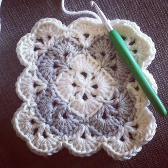 Crochet Lace Doily Pattern Free, Crochet Baby Blanket Granny Square, Hooked By Robin, Granny Square Häkelanleitung, Granny Square Baby Blanket, Blankets Baby, Crochet For Beginners Blanket, Crochet Blanket Designs, Baby Afghan Crochet