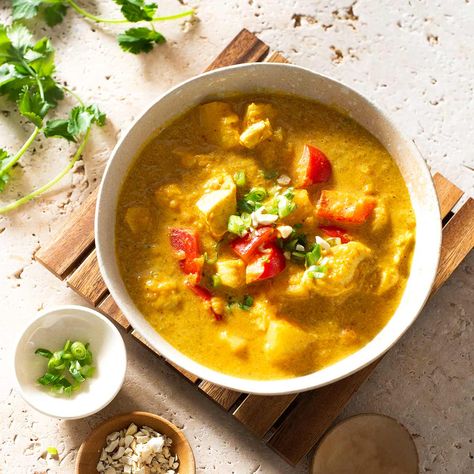 Thai Yellow Curry Recipe, Yellow Curry Recipe, Coconut Curry Chicken Recipes, Pineapple Curry, Thai Yellow Curry, Thai Chicken Curry, Yellow Curry, Pineapple Yellow, Coconut Milk Curry