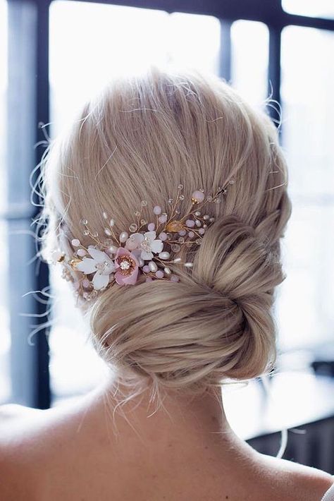 Short Medium Length Hair, Wedding Hair Flower Crown, Evening Hairstyles, Flower Crown Hairstyle, Easy Hair Updos, Bride Hair Accessories, Short Wedding Hair, Penteado Cabelo Curto, Wedding Updo