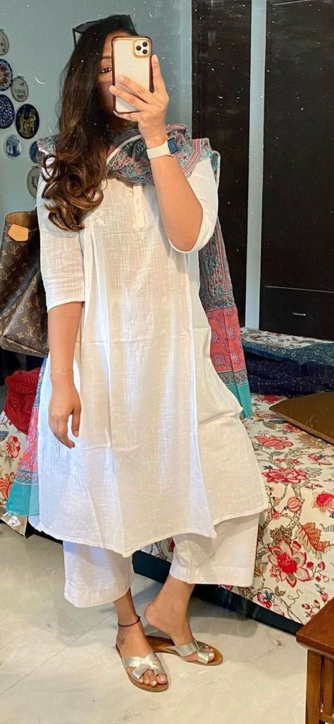 Pakistani Dresses Party Wear, Style Outfits Summer, Simple Indian Suits, Pakistani Dresses Party, Party Wear Casual, Summer Vibes Aesthetic, Simple Kurta Designs, Black Color Hairstyles, Simple Kurti Designs