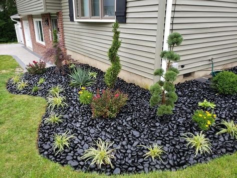 Landscape Ideas With Black Rocks, Black Landscape Rock, Black Rock Flower Beds, Black River Rock Landscaping Front Yard, Black Lava Rock Landscaping Front Yards, Black Pebbles Landscape, Black Pebble Landscaping, Black Stone Landscaping, Ranch Home Landscaping Front Yard