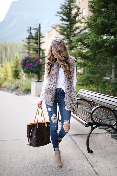 Banff Fashion, Winter Vest Outfits, Faux Fur Vests Outfits, Fur Vest Outfit, Travel Outfit Spring, Fur Vest Outfits, Southern Curls And Pearls, Black Pinterest, White Long Sleeve Tee