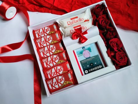 Hamper for his birthday Birthday Hamper For Best Friend, Mini Hampers Ideas, Diy Chocolate Gift, Hampers For Him, Rakhi 2024, Baby Background, Mini Photo Frames, Hamper Box, Baby Milestones Pictures