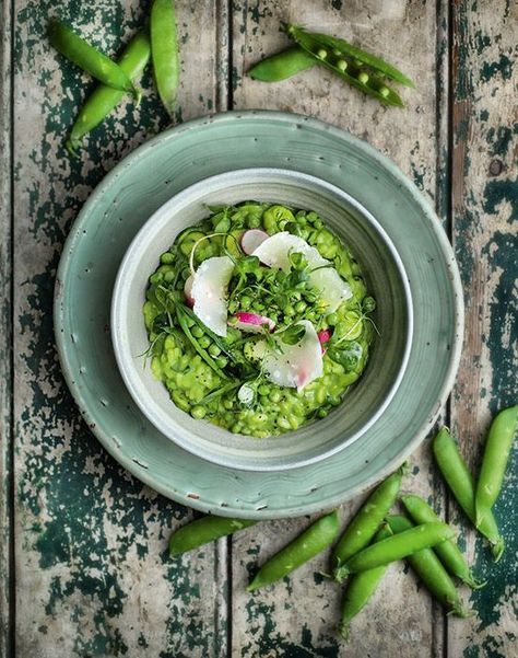 Raymond Blanc recipes: Spring Pea Risotto | HELLO! Filet Mignon Chorizo, Pea Risotto, Spring Dishes, Spring Peas, Risotto Recipe, Risotto Recipes, Pea Pods, Sustainable Food, Spring Recipes