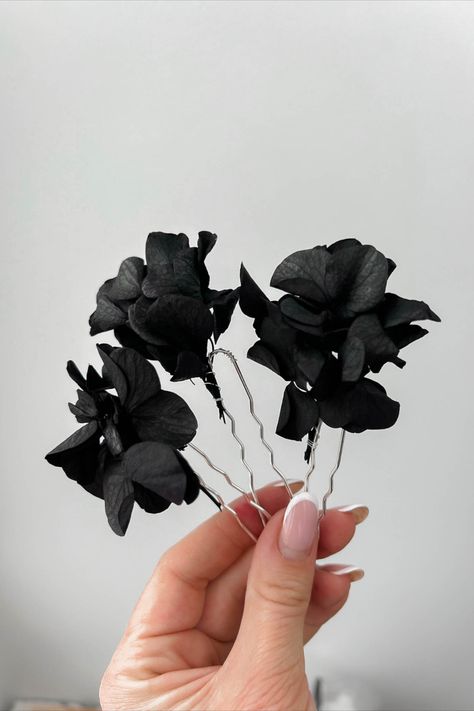 Dried flower hair pins for Gothic Wedding ceremony, made with real Hydrangea flowers. Juliet Costume, Black Gothic Wedding, Moody Halloween, Hair Clips Bridal, Boho Hair Accessories, Accessories Dark, Jade Wedding, Halloween Hair Clips, Dried Flowers Wedding