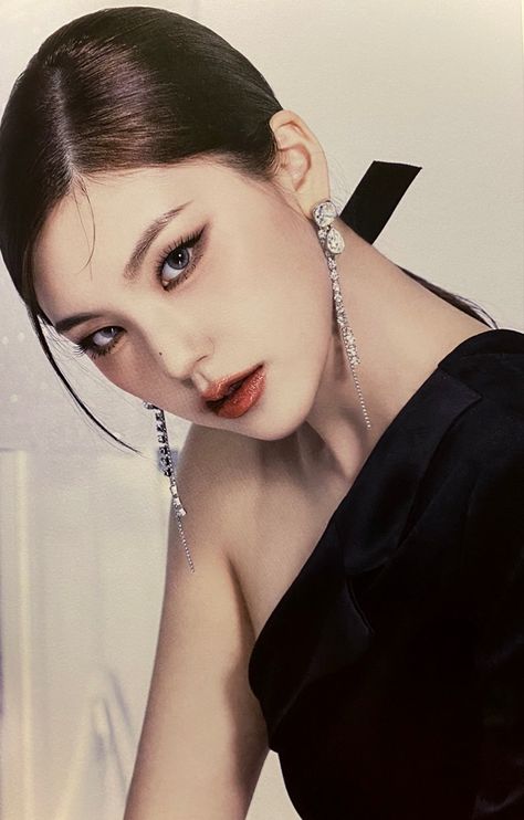 Yeji Itzy Sneakers, Yeji Makeup Look, Yeji Makeup, Itzy Makeup, Itzy Sneakers, Eyeliner Style, Kpop Makeup, Eyeliner Styles, Hwang Yeji