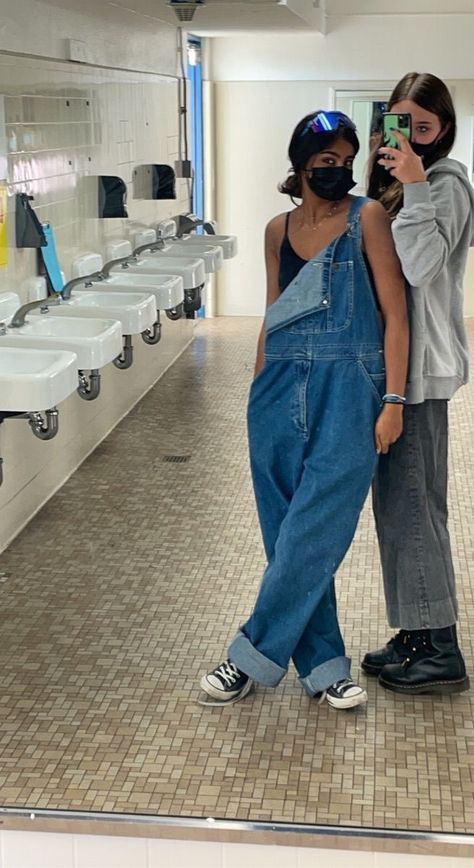 Baggie Overalls Outfit, Baggy Dungarees Outfit Aesthetic, Overall Jumper Outfits, Baggy Overalls Outfit Summer, Oversize Overalls Outfit, Big Overalls Outfit, Baggy Overalls Outfit Aesthetic, Overalls 90s Outfit, Oversized Dungarees Outfit